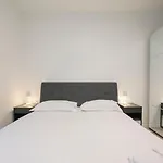I-host - Modern 1br With Balcony Near Sempione Milão