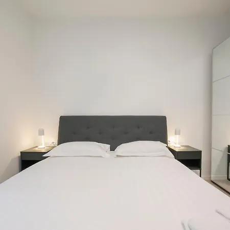 I-host - Modern 1br With Balcony Near Sempione Μιλάνο